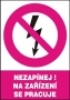Nezapínej! Na zařízení se pracuje  (A7)