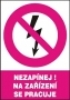 Nezapínej! Na zařízení se pracuje  (A8)